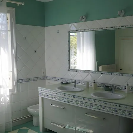 Avec Piscine La Petite Gironde بيت للعطل *
